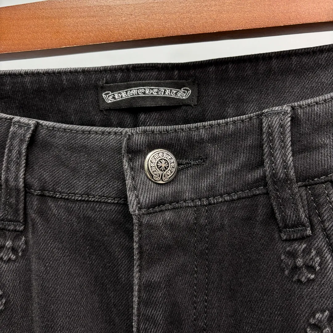 P390 Chrome Hearts/Chrome Hearts Straight-leg jeans are mainly made of high-quality high-quality cotton fiber. Fabrics with high cotton content have good moisture absorption and breathability. A small amount of spandex fiber is supplemented to increase the elasticity of the fabric and make the denim clothing fit the body better. It is comfortable to wear and not easy to deform. The yarn of high-quality denim is uniform, smooth and free of impurities. The surface of the woven fabric is smooth, delicate and clear. Zinc alloy placket buttons are embossed with Chrome Hearts logo. The embellishment of the customized 1:1 Crocodile leather label gives the upper body of the jeans a unique accent. The leather label on the waist and the details of the placket buttons echo the overall style. It is highly suitable for commuting. The neat trouser line and drape arc give a relaxed and high-end feel. Size: XS-2XL